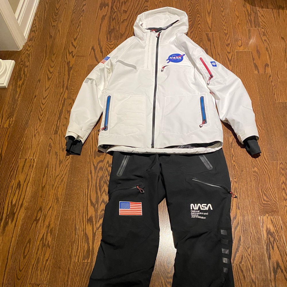 NASA 686 snow jacket + pant for sale. Bought around 850x, asking for 550